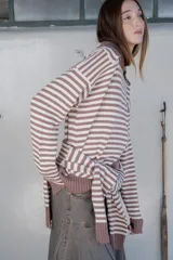 Sweater tejido en jersey rayado color marrón y beige, con cuello polo.