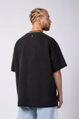 Remera marrón de algodón rústico con corte oversize, mangas cortas y costuras al corte.