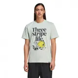 Remera de manga corta color verde claro con estampado de un sol con auriculares y la frase "Three stripe life".