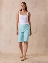 Pantalón capri color beige de gabardina elastizada, marca Ruby Rd. Delantera con bolsillos simulados, trasera con bolsillos aplicados. Pretina ancha, corte recto y terminación de ruedo con detalle calado.