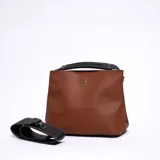 Cartera tipo tote de cuero sintético color marrón chocolate, con asa corta superior negra y correa larga negra desmontable.