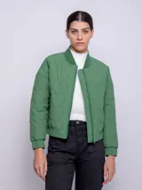 Campera bomber capitoneada verde con costuras en forma de corazón, modelo cropped y puños elastizados.