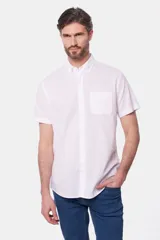 Camisa celeste de lino y algodón, de manga corta, con cuello abotonado y bolsillo en el pecho.