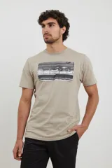Remera color caqui con estampado rectangular de una foto en blanco y negro en el pecho.