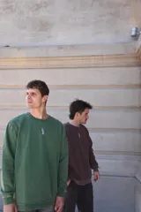 Buzo verde con estampa de hamburguesa andando en skate y texto "skateboarding hamburger".