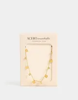 Collar corto dorado con cadena de eslabones pequeños, dijes de trébol de cuatro hojas y dijes redondos con cristales engarzados.