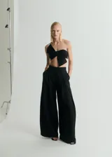 Pantalón negro de tiro alto y corte wide leg.
