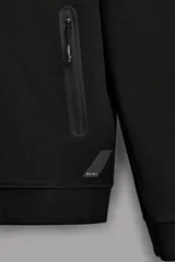 Sudadera con capucha color marrón topo, de corte regular fit, confeccionada en tejido técnico compacto de algodón con elasticidad. Cuenta con cuello subido, manga larga con bolsillo, bolsillos frontales con cierre de cremallera y acabados con rib del mismo tejido.