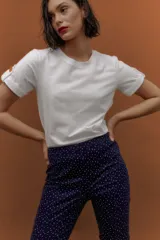 Pantalón azul marino con estampado de lunares blancos, de corte ajustado y tiro alto.