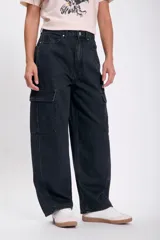 Pantalón cargo negro de corte holgado con bolsillos laterales con solapa.