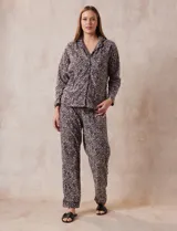 Conjunto de pijama animal print, marca René Rofé. Conjunto de camisón y pantalón. Camisón con solapa, bolsillo y mangas largas. Pantalón con cintura elastizada y lazo de ajuste.