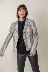 Campera de eco-cuero con diseño de serpiente y detalles de cierre, ideal para combinar con diversas prendas.