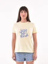 Remera de algodón rosa con estampado gráfico en el centro que dice 'LUCKY YOU'.
