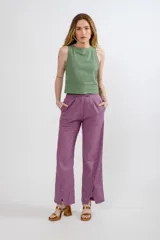 Pantalón de lino color lila, de corte recto y tiro alto, diseñado para un calce cómodo y elegante.