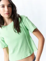 Remera de manga corta de color menta, con cuello redondo y corte cropped.
