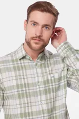 Camisa de manga larga con estampado a cuadros en tonos verde y blanco.