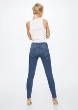 Jeans de corte skinny en color azul, con tejido de algodón elástico y cintura baja, cinco bolsillos y cierre de cremallera.