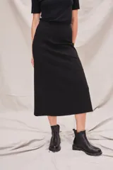 Falda midi negra de viscosa, poliéster y elastano, con corte recto y paneles con costuras a la vista.