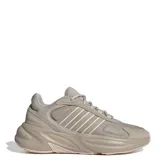 Zapatillas de estilo deportivo color beige, con diseño moderno y detalles en relieve.