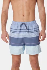 Short de baño celeste con rayas horizontales en tonos de azul, blanco y verde.