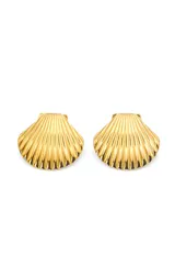 Pendientes en forma de concha de acero quirúrgico con acabado dorado, diseño statement y detalles elegantes.