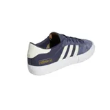 Zapatillas de skate en color azul marino, con tres franjas laterales blancas y suela blanca.