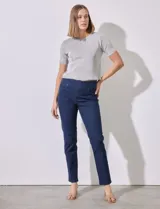 Jean elastizado de color azul con pretina ancha, diseñados para ajuste cómodo y estilo.