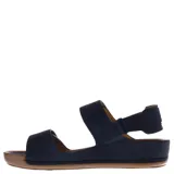 Sandalias negras con ajuste de velcro en el tobillo y en el empeine.