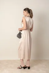 Vestido italiano marrón chocolate, de corte recto con lazo lateral.
