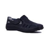 Zapato tipo guillermina color negro, con aberturas laterales, cierre con velcro y suela baja.
