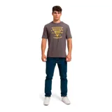 Remera gris de hombre con estampado amarillo en el pecho con el logo de Caterpillar y la leyenda "Centennial Celebration A Tractor Co. Est. 1925 Hard Work Caterpillar".