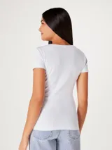 Camiseta básica de color gris claro, con cuello en V y ajuste entallado.