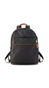 Mochila negra de tela impermeable con detalles en cuero sintético color marrón. Tiene un bolsillo grande frontal con broche, asas ajustables y faja para carry on.