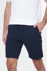 Bermuda de gabardina azul marino, corte recto, con bolsillos laterales y traseros.