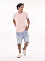 Remera lisa color lila de corte regular.
