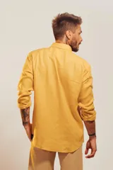 Camisa celeste de lino con cuello abotonado, manga larga y corte clásico.