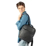 Mochila negra de cuero con cierre superior y bolsillo frontal.