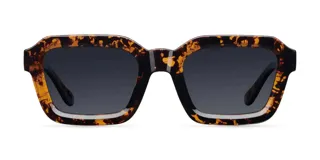Lentes de sol cuadrados con armazón de carey y lentes negros polarizados.