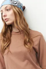 Remera de manga corta y cuello alto, diseño básico en color tostado.