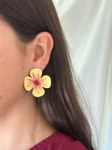 Aros con forma de flor pintada a mano en color amarillo con detalles en rojo y mostacillas en el centro.