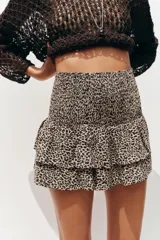 Bermuda de tiro alto con nido de abeja elástico y volantes, con estampado animal print.
