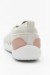 Guillerminas ergonómicas color gris claro con detalle rosa en el talón, inspiradas en el calzado barefoot. Cuenta con tira ajustable de velcro.