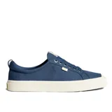 Championes de lona azul con suela de goma y diseño clásico.
