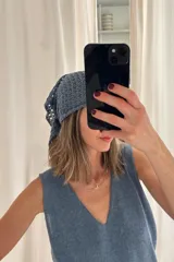 Bandana tejida a crochet color rojo.