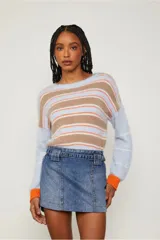 Minifalda de jean azul con tiro medio y detalles de apliques estilo cinturón en la cintura. Tiene cuatro pasacintos anchos en la delantera y dos bolsillos en la parte posterior.