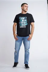 Jean clásico azul con fit regular, cinco bolsillos y roturas en las rodillas.
