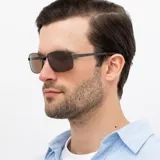 Lentes de sol INVU modelo B1607J con marco rectangular de metal color gris plomo y lentes polarizadas color marrón.