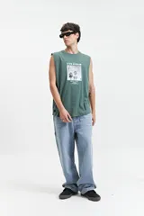 Musculosa verde con estampado de palmeras y texto "Love Dream" y "Mistral".