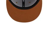 Gorra New Era marrón con el logo de los New York Yankees bordado en amarillo.