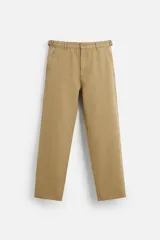 Pantalón chino color beige de corte recto, con cintura ajustable con cordón interior y trabillas laterales. Tiene bolsillos frontales y traseros de vivo.